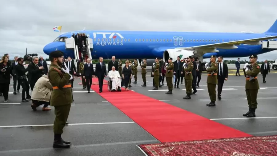 La llegada de Francisco al aeropuerto de Luxemburgo. (Foto: AFP via Getty Images)