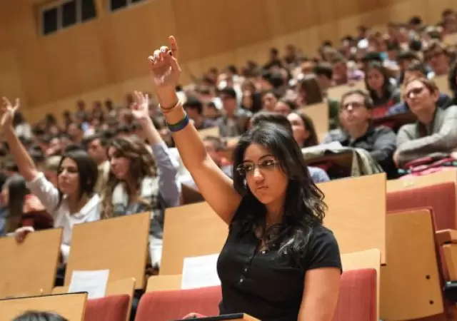 "La soluci�n podr�a ser con una declaraci�n jurada que indique qu� tipo de hogar tiene el alumno" (Manuel Solanet)
