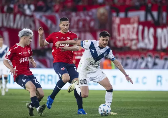 Con oficio, V�lez pas� a las semifinales.
