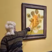 Extremistas ecol�gicos vuelven a atentar contra "Los Girasoles" de Van Gogh