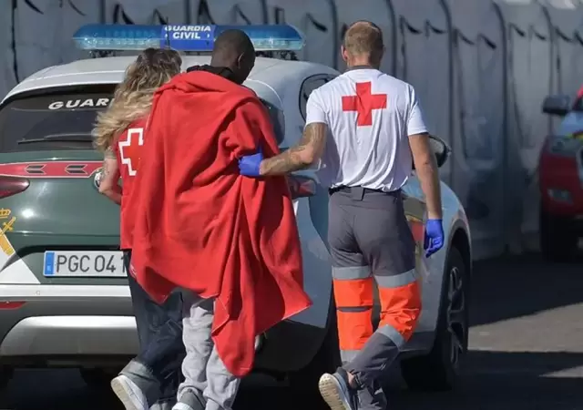 Migrantes rescatados del naufragio