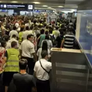Tras reunirse con autoridades de Aerol�neas los sindicatos desisten de los paros