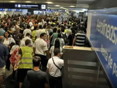Tras reunirse con autoridades de Aerol�neas los sindicatos desisten de los paros