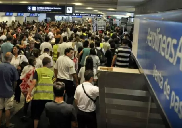 Tras reunirse con autoridades de Aerol�neas los sindicatos desisten de los paros