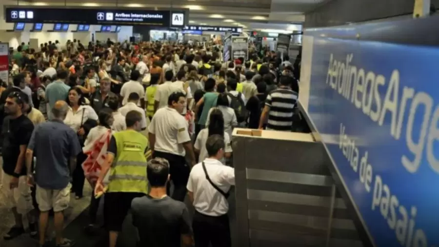 La intransigencia de los gremios aeronuticos complica la vida de miles de pasajeros. (Foto: web)