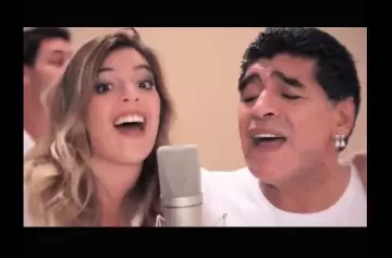 Dalma junto a Diego cantando juntos