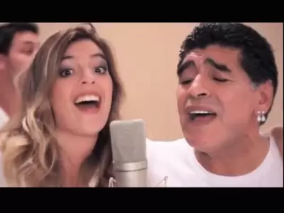 Dalma junto a Diego cantando juntos