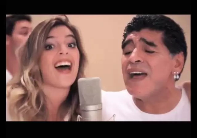 Dalma junto a Diego cantando juntos