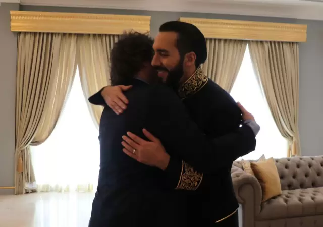 El presidente Javier Milei y el presidente de El Salvador Nayib Bukele