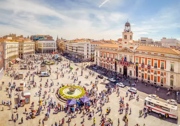 Puerta del Sol de Madrid. All se encuentra el kilmetro cero de Espaa