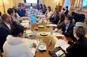 La comitiva reunida en la embajada argentina en la capital inglesa.