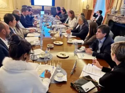 La comitiva reunida en la embajada argentina en la capital inglesa.