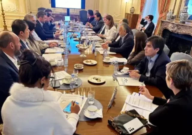 La comitiva reunida en la embajada argentina en la capital inglesa.