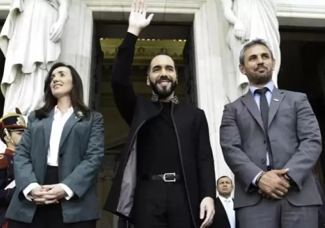 Despu�s de reunirse con su par, Javier Milei, el disruptivo l�der centroamericano visit� el Poder Legislativo y el Poder Judicial.