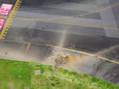 Detalle del cr�ter que dej� la bomba en el aeropuerto de Miyazaki