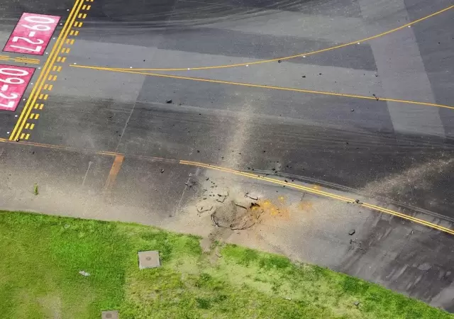 Detalle del cr�ter que dej� la bomba en el aeropuerto de Miyazaki