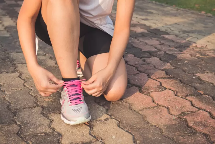 Mujer realizando ejercicio para mantenerse saludable