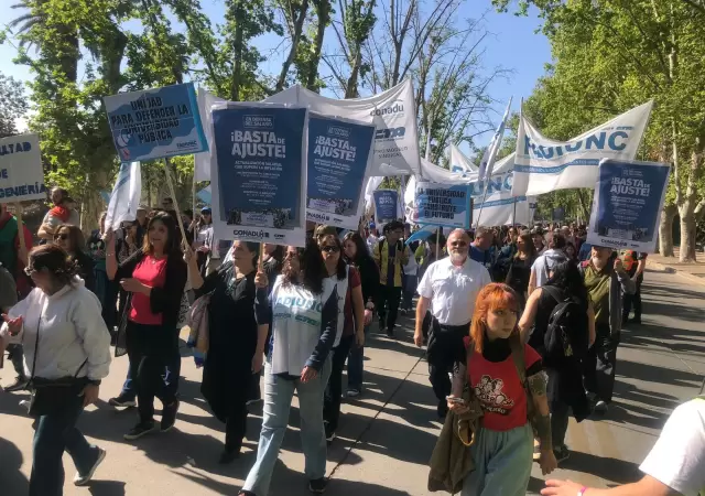 La convocatoria de la UNCuyo fue a las 15.00 en la rotonda de ingreso al Campus Universitario en el Parque General San Mart�n de la Ciudad de Mendoza.