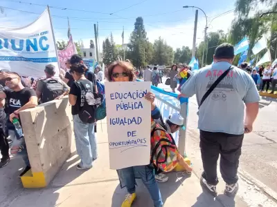 Una multitudinaria marcha recorri� las calles mendocinas en apoyo a las universidades p�blicas