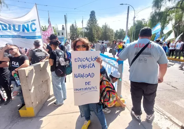 Una multitudinaria marcha recorri� las calles en apoyo a las universidades p�blicas