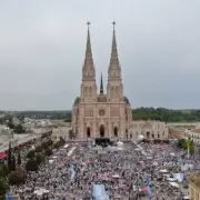 Miles de fieles peregrinan hacia Luján a la Santa Patrona de la Argentina