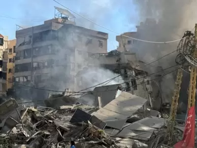 Una mujer camina entre edificios da�ados y escombros tras un ataque, en medio de las hostilidades en curso entre Hezbol� y las fuerzas israel�es.