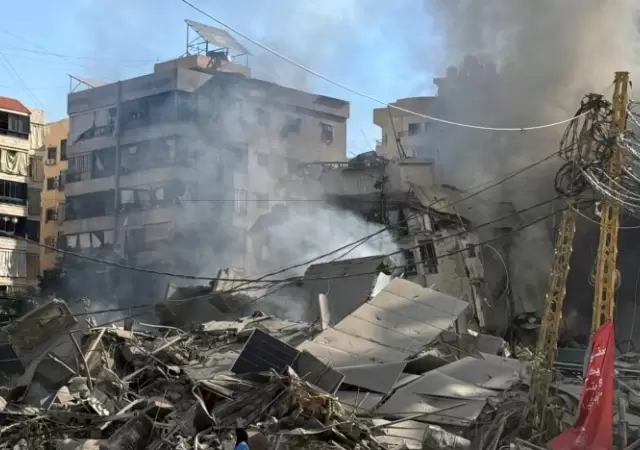 Una mujer camina entre edificios da�ados y escombros tras un ataque, en medio de las hostilidades en curso entre Hezbol� y las fuerzas israel�es.