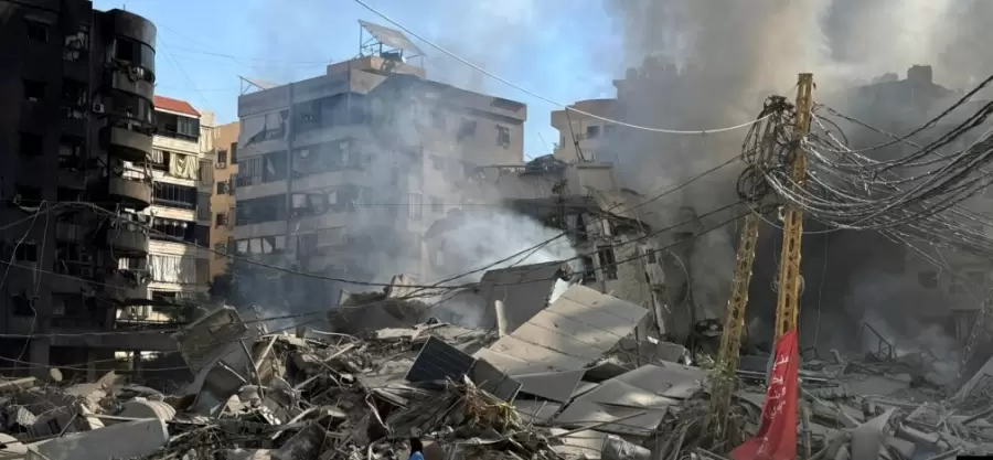 Una mujer camina entre edificios da�ados y escombros tras un ataque, en medio de las hostilidades en curso entre Hezbol� y las fuerzas israel�es.
