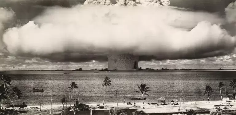 Una prueba de bomba at�mica submarina en Bikini Atoll en 1946. (Foto: Marina del Gobierno de EEUU)