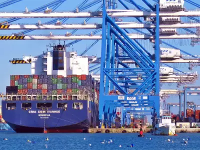 El Gobierno redujo aranceles de importaci�n de neum�ticos para autos y motos, pl�sticos, peque�os electrodom�sticos y productos de uso dom�stico.