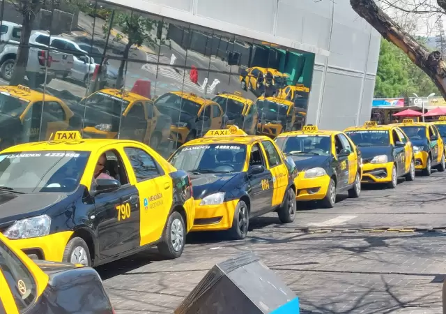 Los taxis protestan por la situaci�n de su trabajo