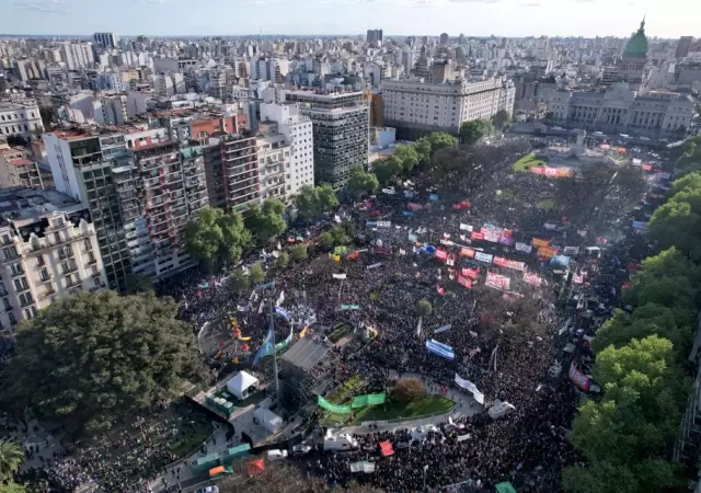 Marcha en la Plaza de los dos Congresos