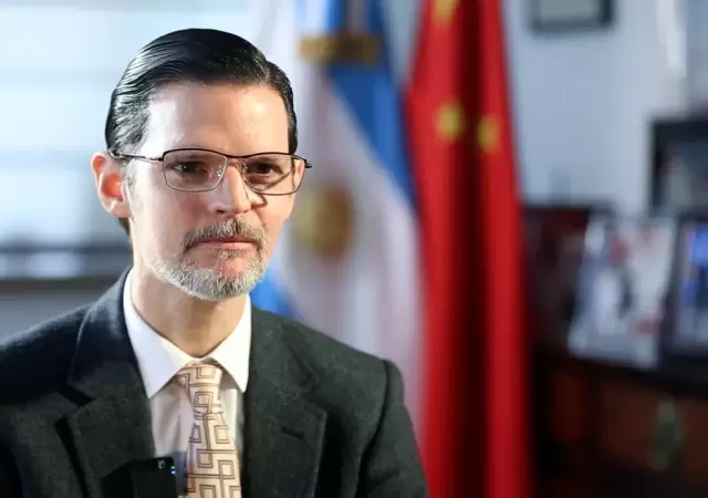 El exembajador de Argentina en China, Sabino Vaca Narvaja, durante una entrevista con Xinhua en Beijing .