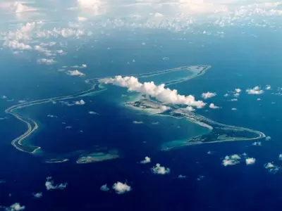 Chagos se encuentra a unos 500 km al sur de las Maldivas, su vecino m�s pr�ximo, y a 1.600 km al suroeste de la India.