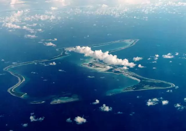 Chagos se encuentra a unos 500 km al sur de las Maldivas, su vecino m�s pr�ximo, y a 1.600 km al suroeste de la India.
