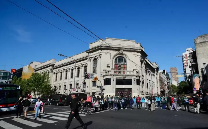Casi 200 allanamientos a los depósitos de manteros en Once.