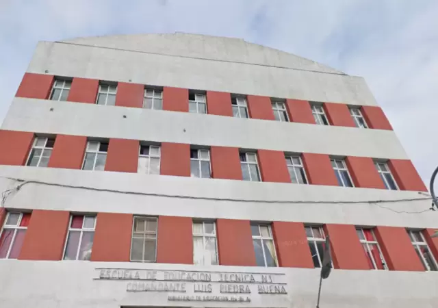 El adolescente tiene 16 a�os e ingres� al establecimiento con un rev�lver.