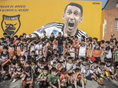 Los chicos en el nuevo mural de �ngel Di Mar�a.