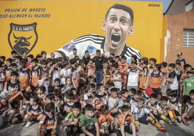 Los chicos en el nuevo mural de �ngel Di Mar�a.