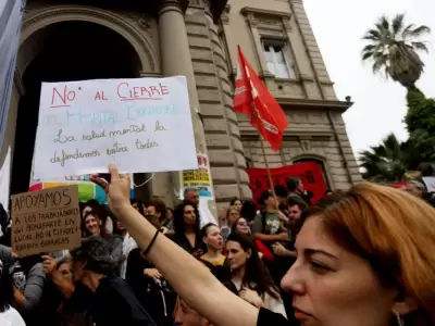Empleados del Hospital Mental Laura Bonaparte realizan un abrazo simb�lico.