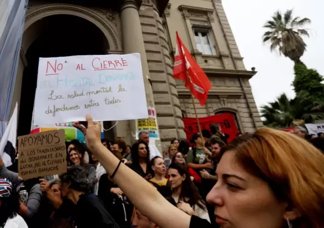 Empleados del Hospital Mental Laura Bonaparte realizan un abrazo simb�lico.