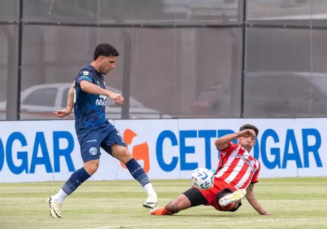 Duro partido se disput� en el estadio de Riestra.