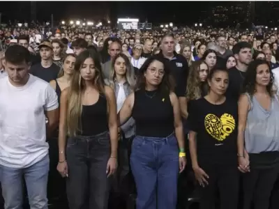 Miles de familiares, amigos y ciudadanos israel�es mostraron su angustia en un acto conmemorativo.