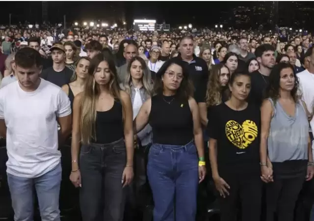 Miles de familiares, amigos y ciudadanos israel�es mostraron su angustia en un acto conmemorativo.