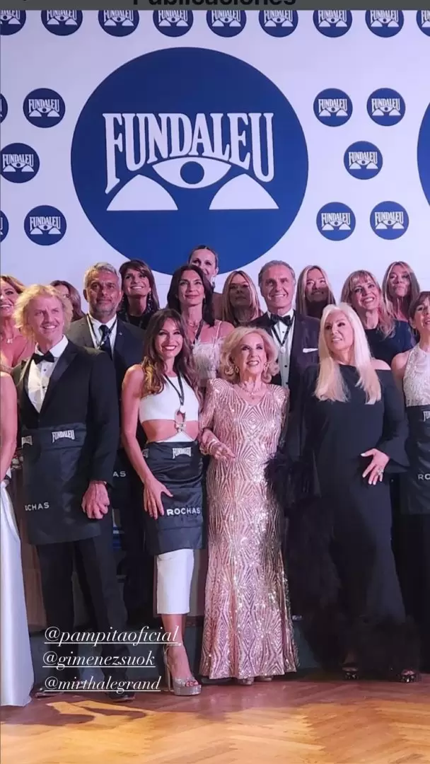 Pampita al lado de Mirtha y Susana.