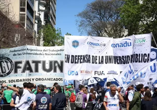 "Estamos bajo una pol�tica de destrucci�n de la salud p�blica, de la educaci�n, y de las jubilaciones de nuestros mayores" (Antonio Rosell�)