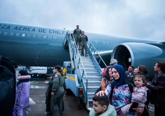 El avi�n de transporte vol� a Beirut con medicamentos e insumos y volvi� con 67 evacuados.