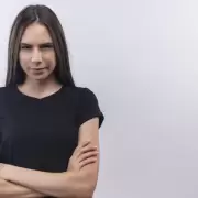 Psicología: los dos colores que usan las personas de mal carácter