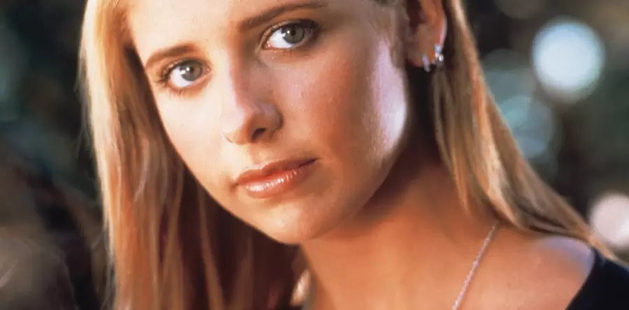 Sarah Michelle Gellar en la serie Buffy, la cazavampiros. El verbo googlear se us� por primera vez en este programa.