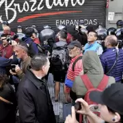 El influencer Fran Fijap fue agredido en la protesta contra veto universitario